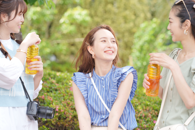 ほうじ茶を飲む女性3人の画像